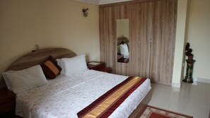 Superior Room | Minibar, desk, free WiFi, bed sheets - Krisview Hotel (Accra)