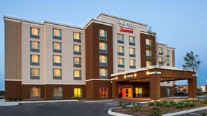 A Fairfield Inn & Suites by Marriott hotel with a modern design, multiple floors, and a covered entrance area. - Fairfield Inn & Suites by Marriott Toronto Mississauga (Mississauga)