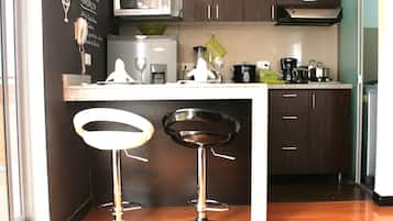 Fridge, coffee/tea maker