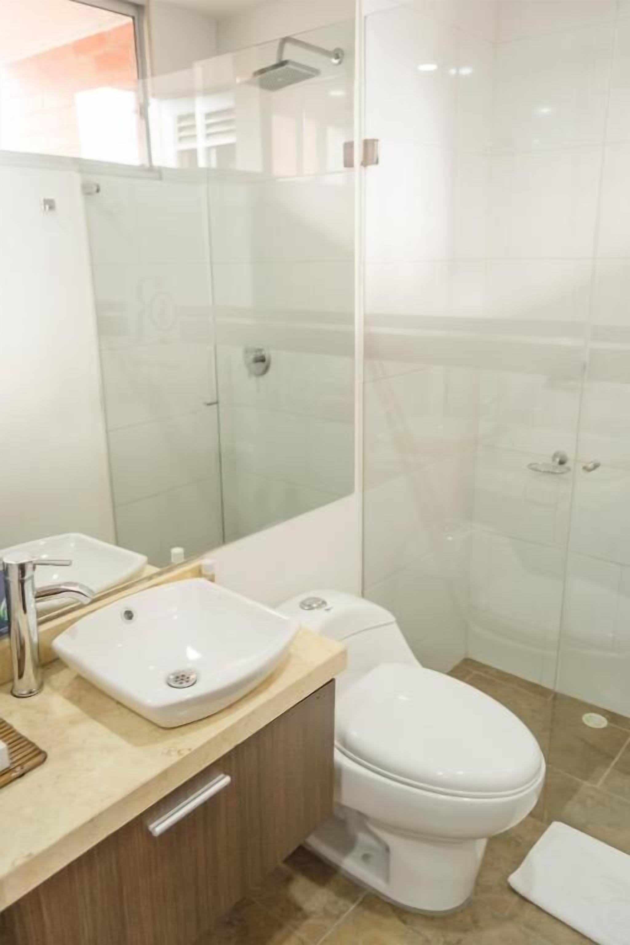 executive room | bathroom | shower, rainfall showerhead, free toiletries, towels