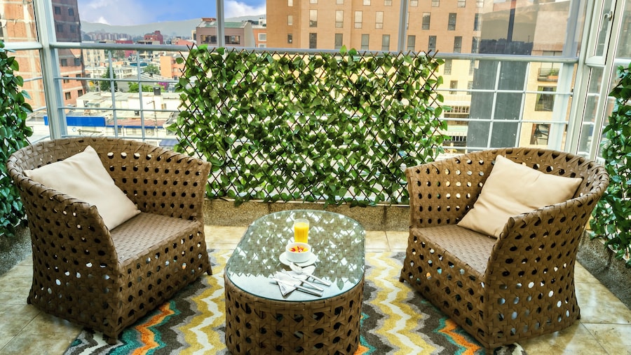 Hotel Regency Suites La Feria