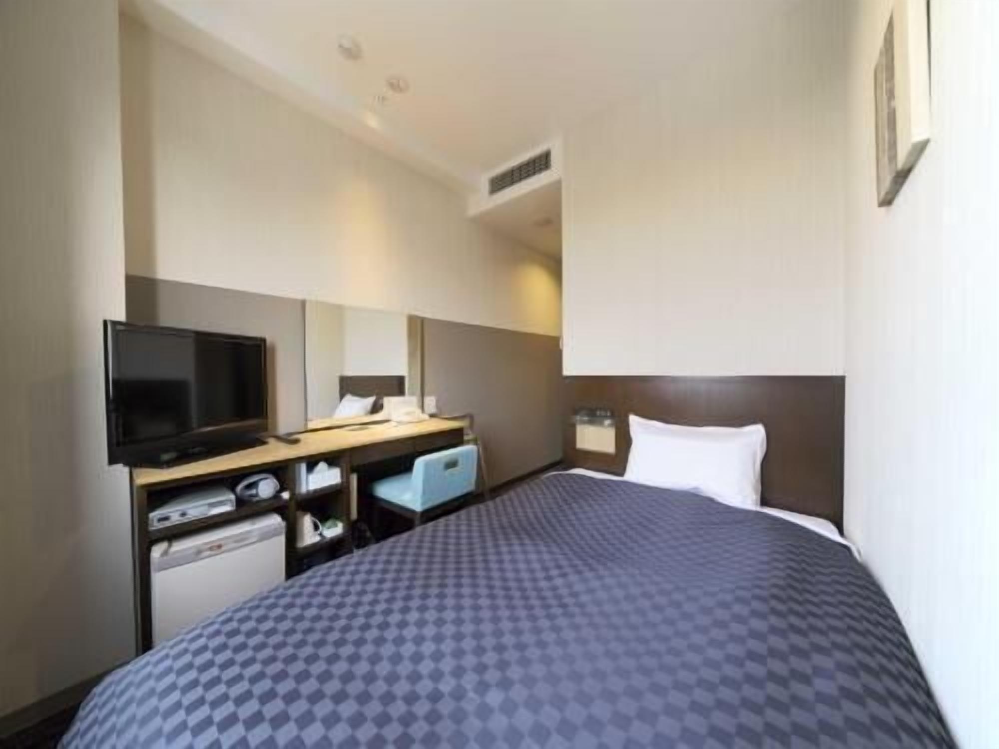 Duntäcken, skrivbord, arbetsyta för laptop och strykjärn/strykbräda