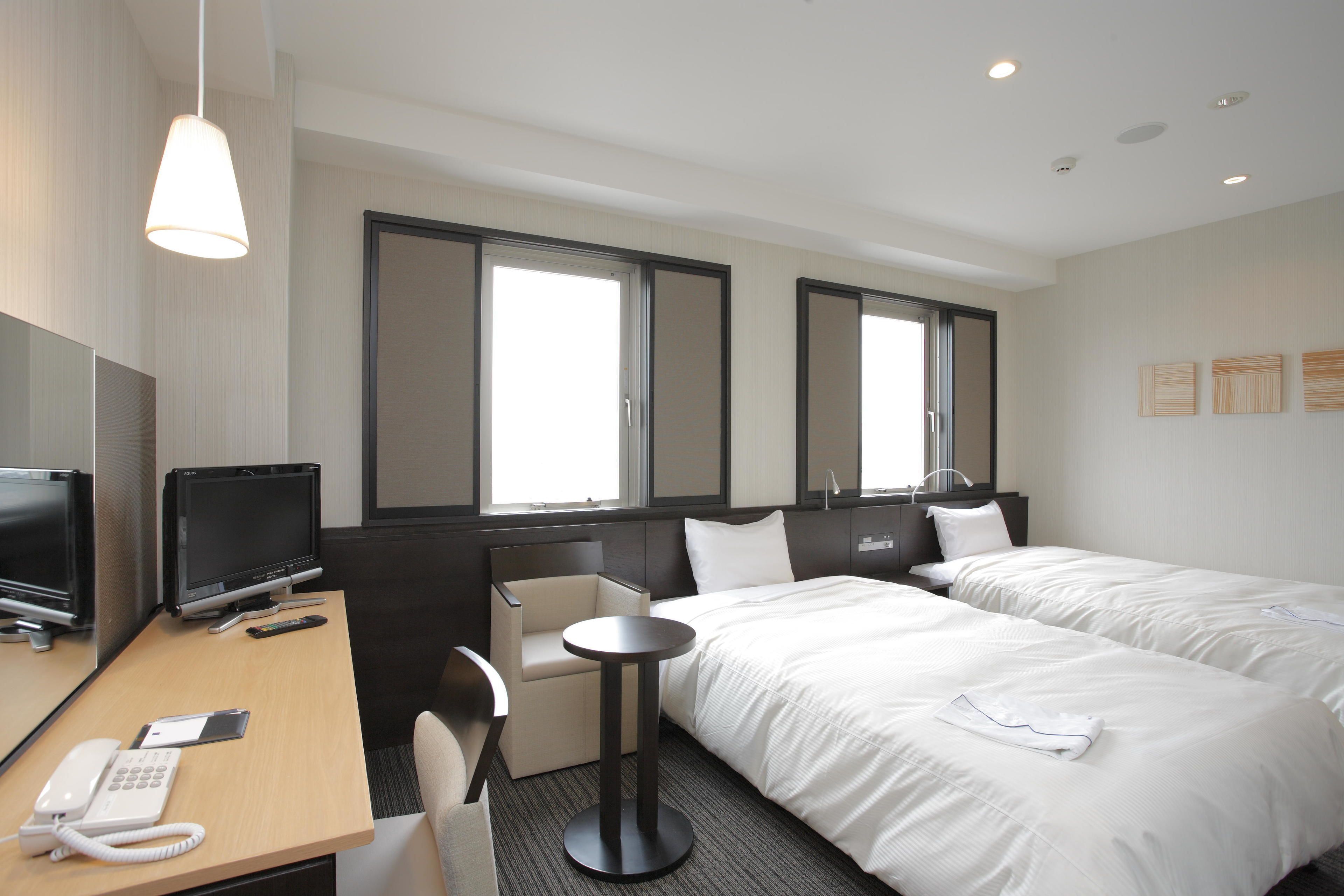 Duntäcken, skrivbord, arbetsyta för laptop och strykjärn/strykbräda