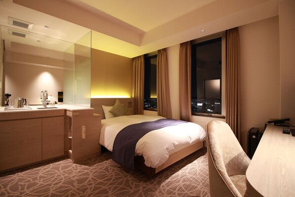 ألحفة محشوة بالريش ومكتب ومساحة عمل للكمبيوتر المحمول ومكواة/لوح كي