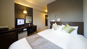 A hotel room with a bed, a desk with a computer, a chair, and a small refrigerator. - Meitetsu Inn Nagoya Sakuradori (Nagoya)