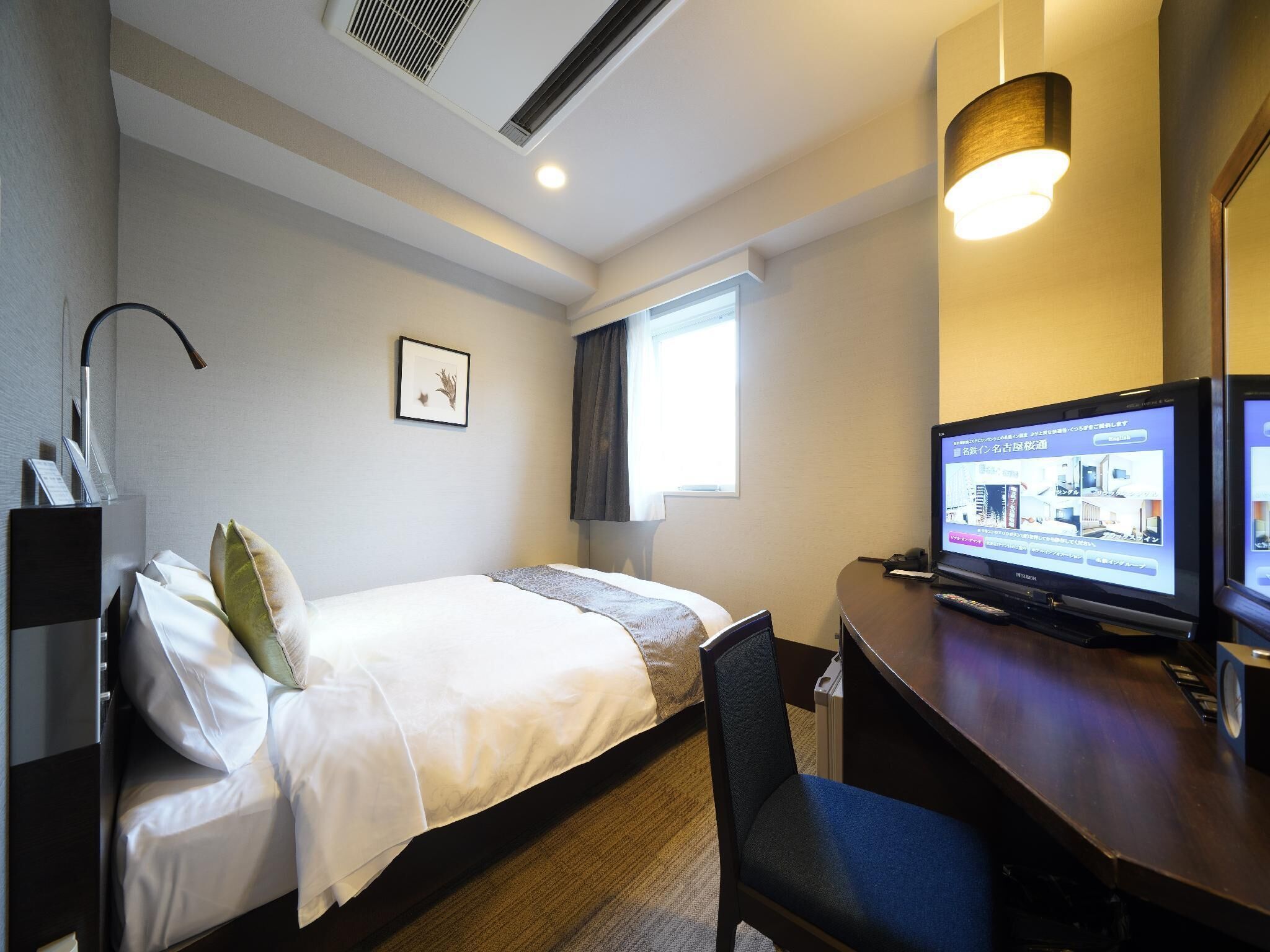 Escritorio, espacio para trabajar con laptop y cortinas blackout 