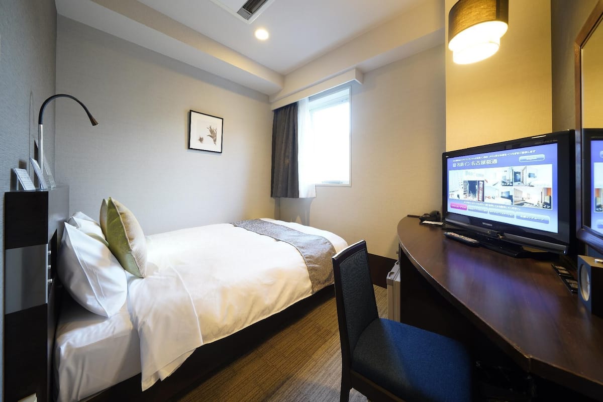Escritorio, espacio para trabajar con laptop y cortinas blackout