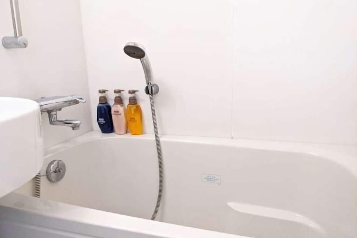 Banheiro | Chuveiro/banheira combinados, banheira de imersão, secador de cabelo