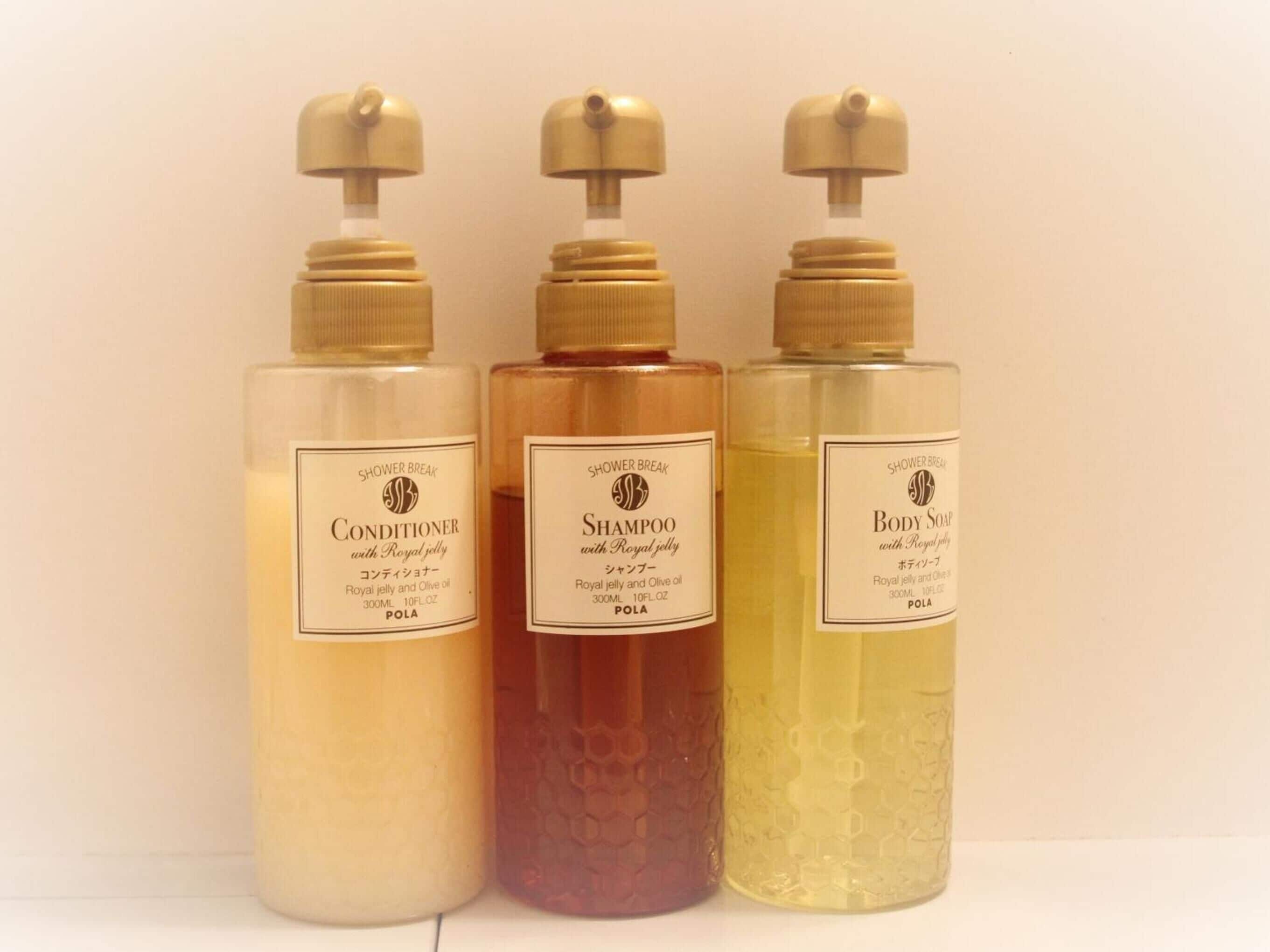 combined shower/bathtub, deep-soaking bathtub, hair dryer, slippers