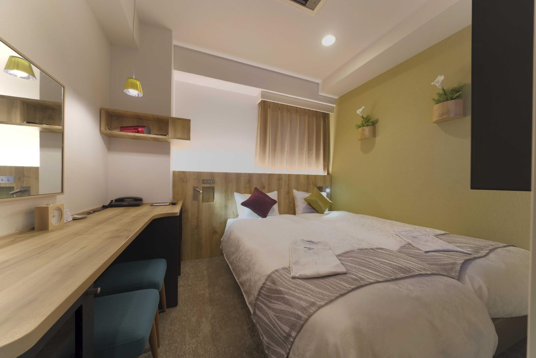 Skrifborð, vinnuaðstaða fyrir fartölvur, myrkratjöld/-gardínur