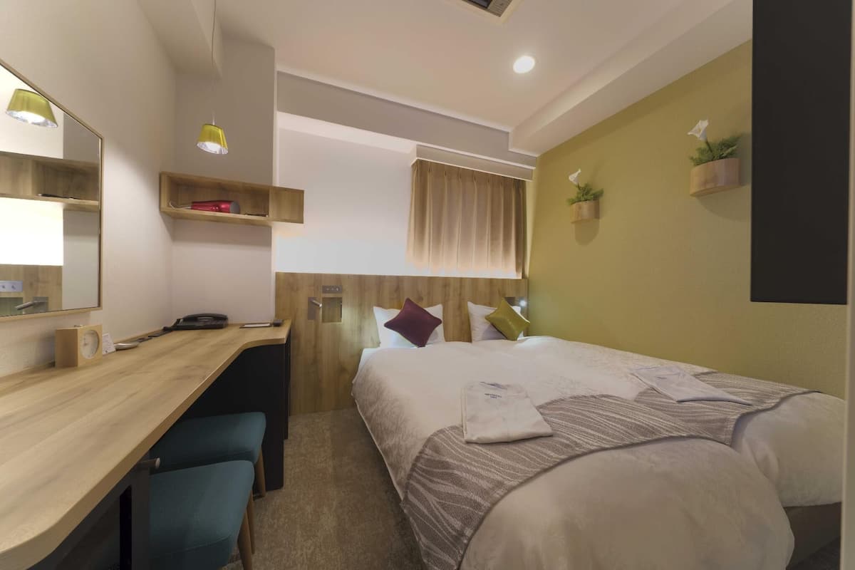 Bàn, khu vực làm việc phù hợp cho laptop, màn/rèm cản sáng