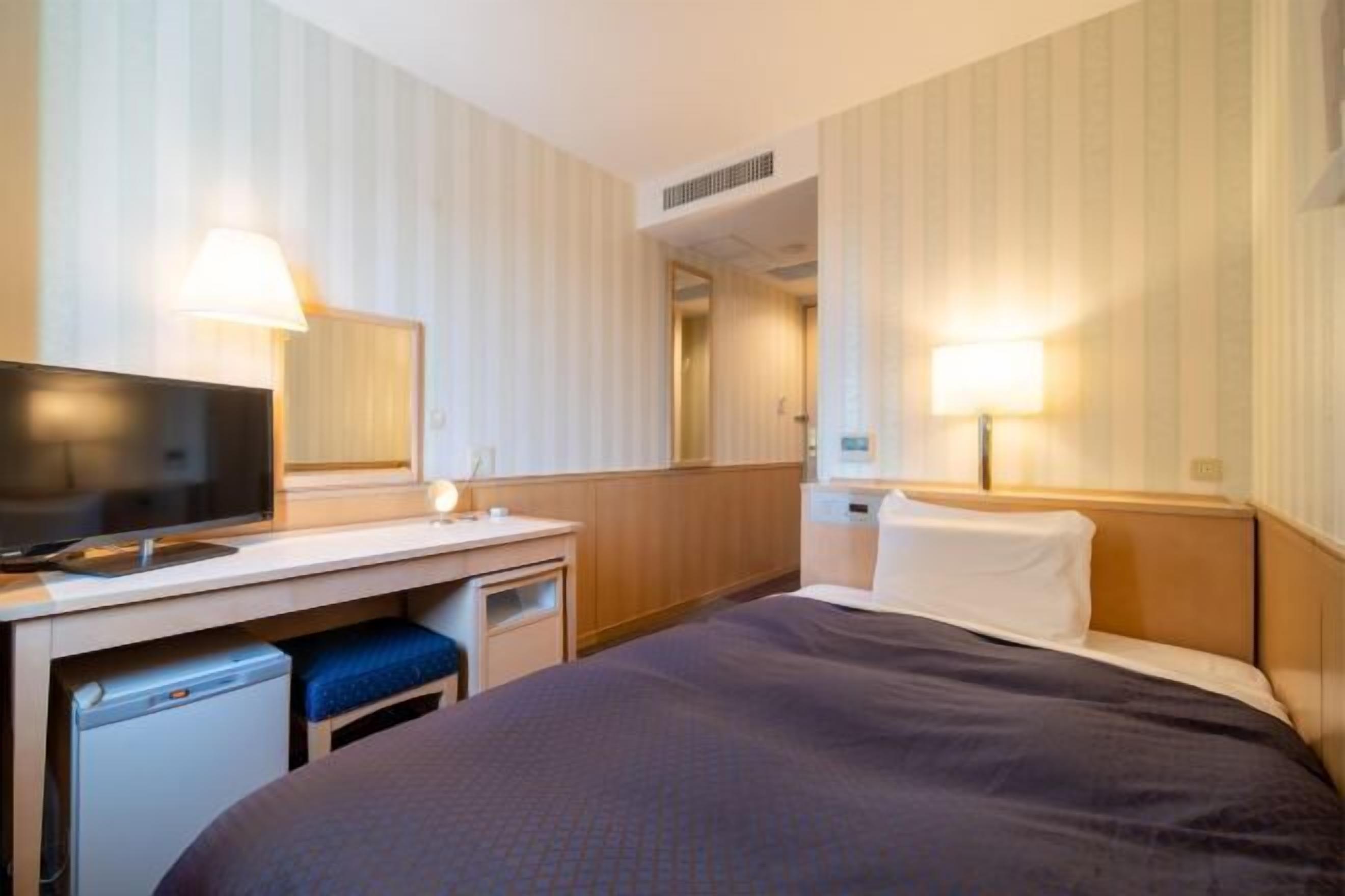 Escritorio, cortinas blackout y tabla de planchar con plancha 