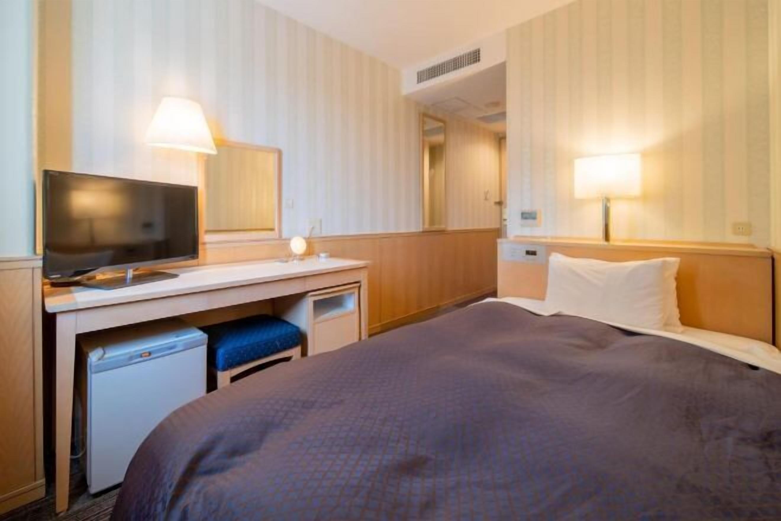 Escritorio, cortinas blackout y tabla de planchar con plancha 