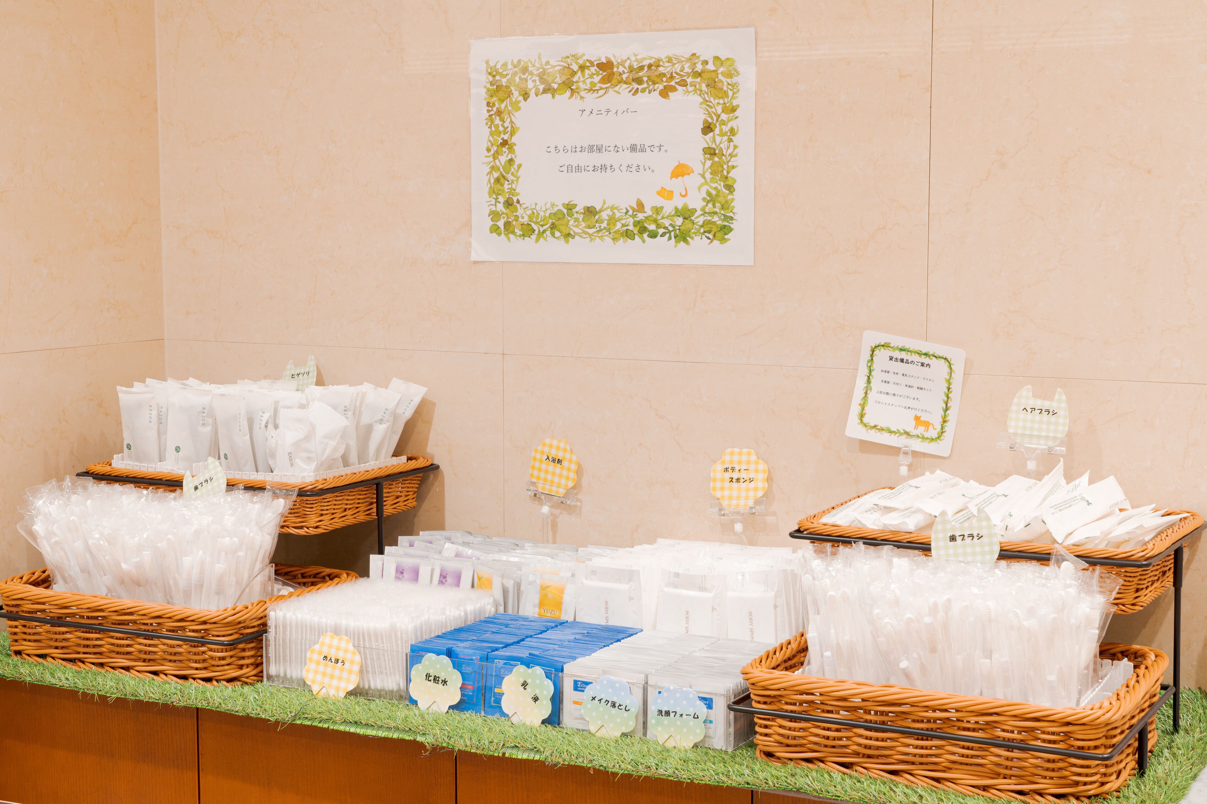 Une variété de produits emballés, notamment des boîtes et des sacs, sont exposés sur un comptoir recouvert d’un tapis vert.