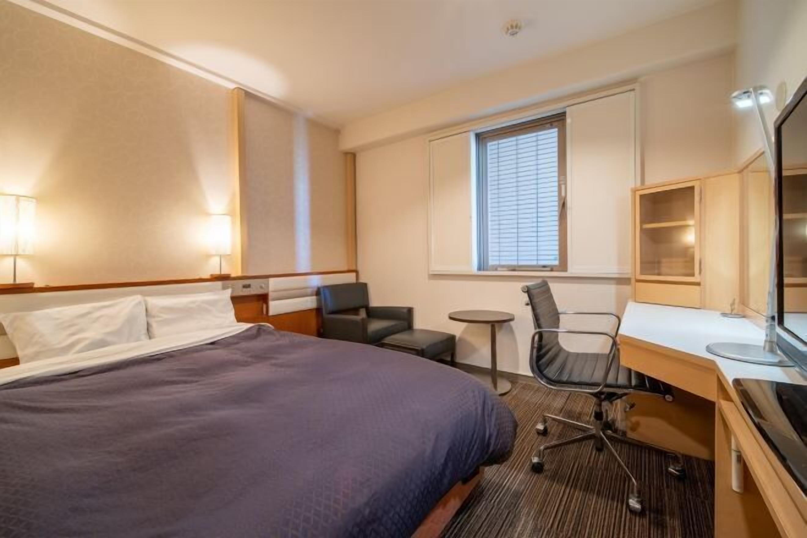 Escritorio, cortinas blackout y tabla de planchar con plancha 