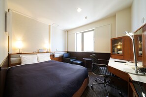 Escritorio, cortinas blackout y tabla de planchar con plancha 