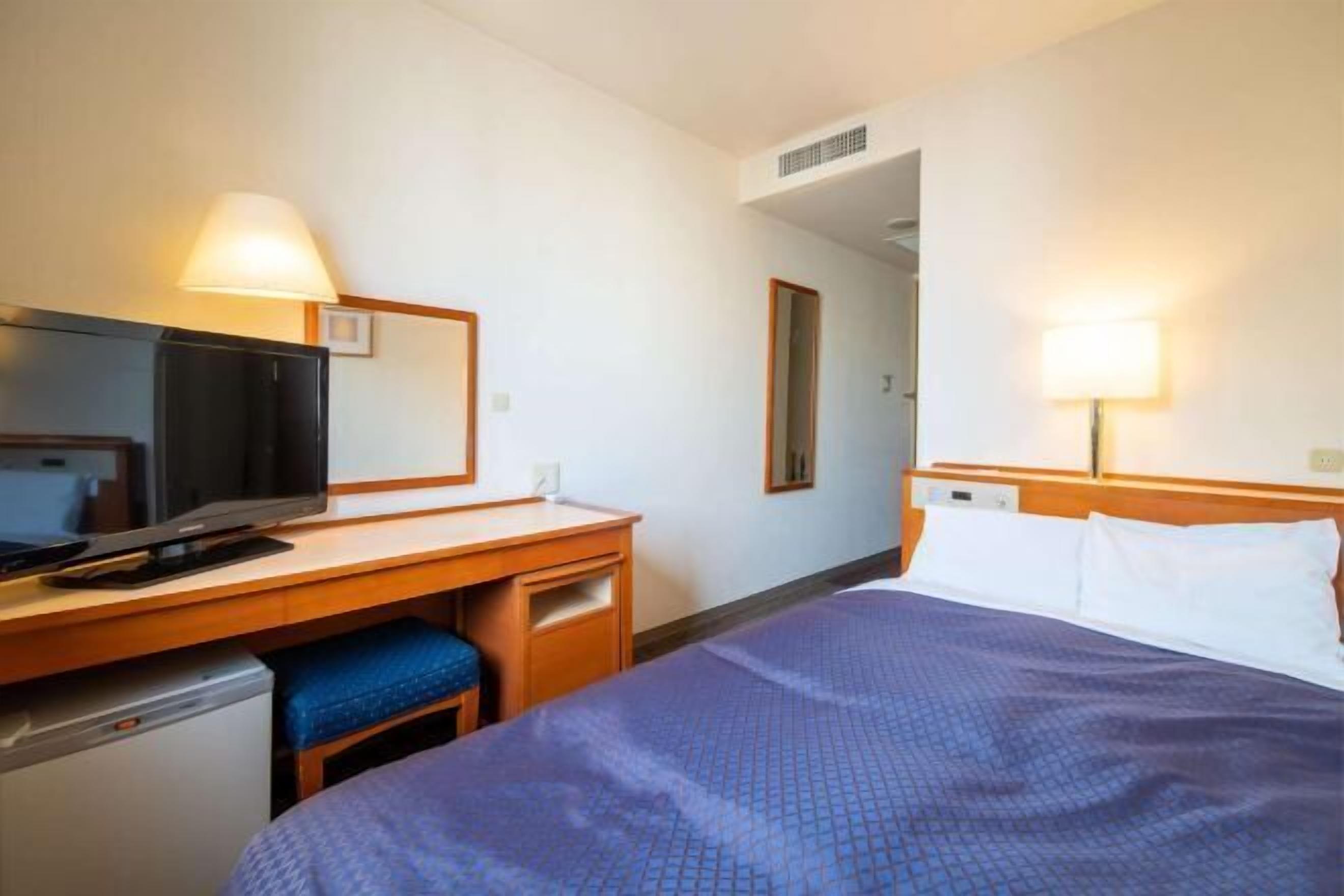 Escritorio, cortinas blackout y tabla de planchar con plancha 