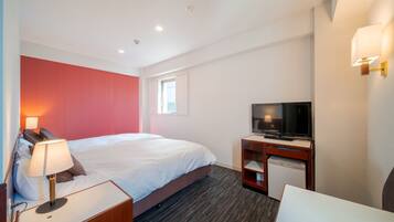 Desk, laptop workspace, iron/ironing board, free WiFi