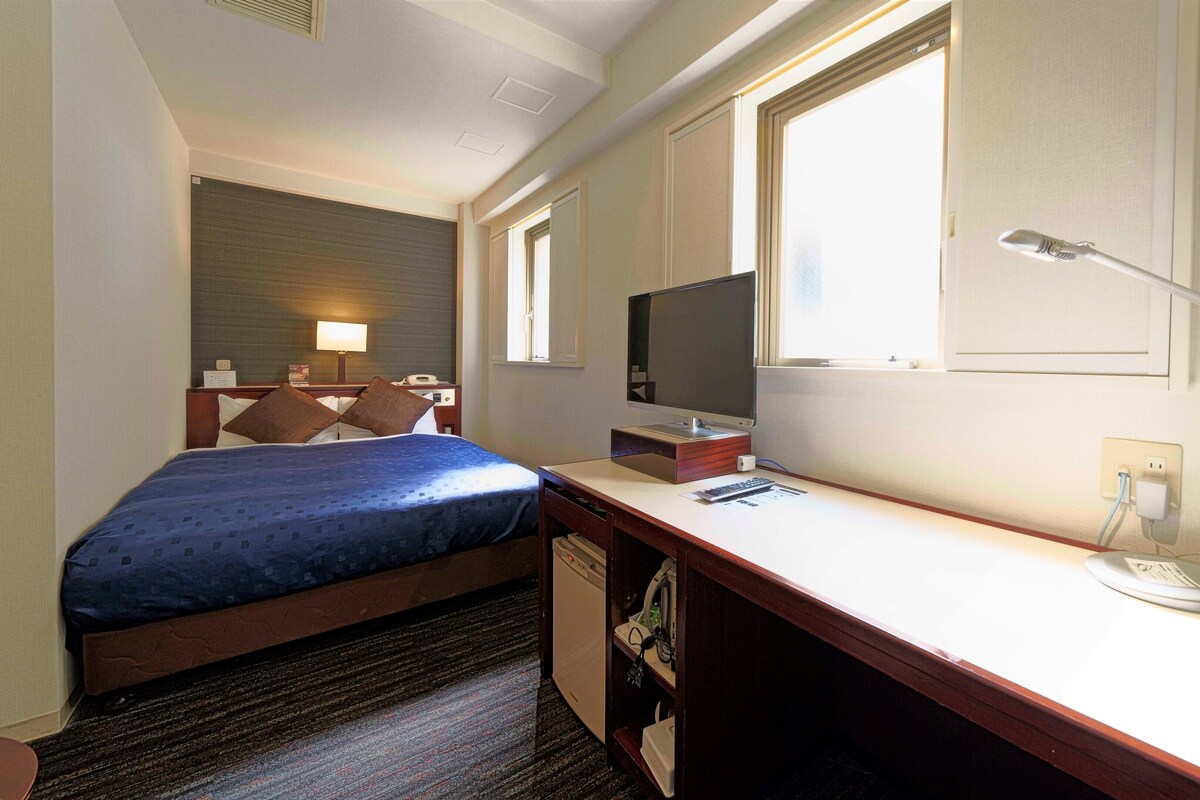 Desk, laptop workspace, iron/ironing board (on request), free WiFi