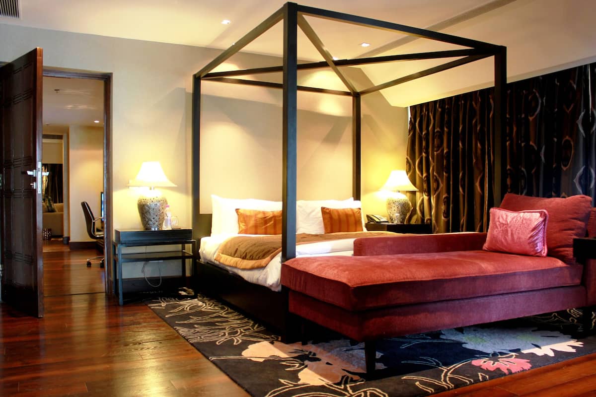 premium bedding, minibar, in-room safe, desk