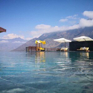 حمّام سباحة خارجي، مظلات على حمّام السباحة، مقاعد للتشمس