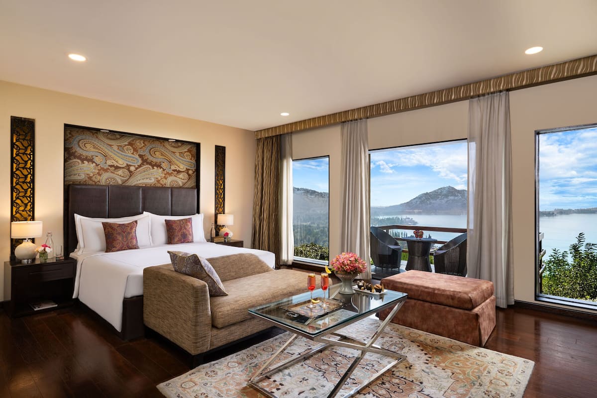 deluxe room, 1 king bed | premium bedding, minibar, in-room safe, desk