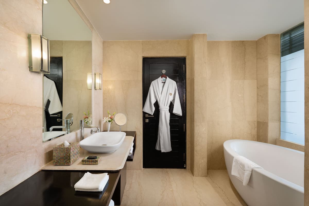 separate bathtub and shower, jetted bath, free toiletries, hair dryer