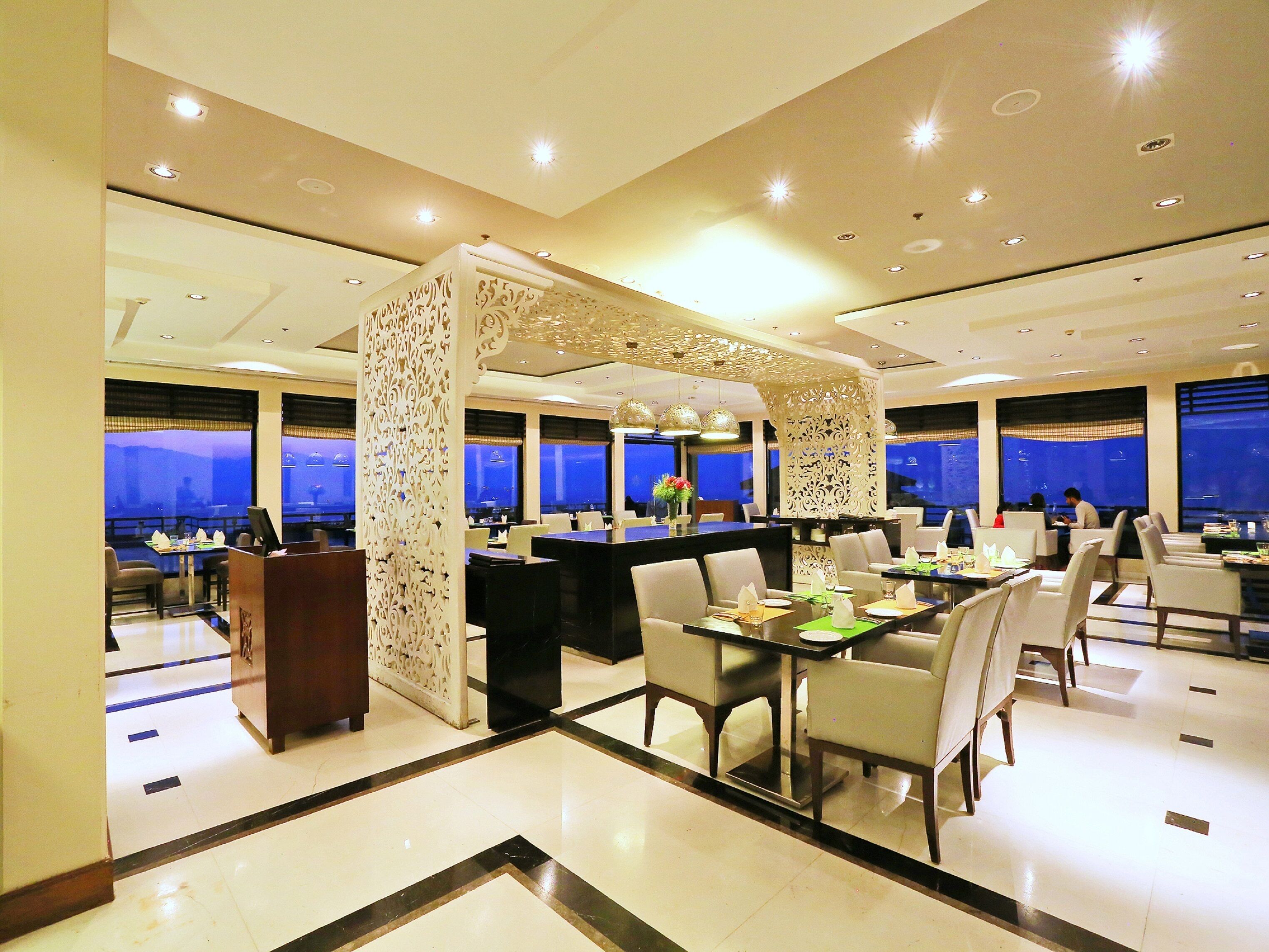 2 restaurants, breakfast, lunch, dinner served; chinese cuisine