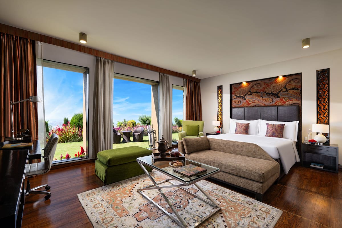 superior room, 1 king bed | premium bedding, minibar, in-room safe, desk