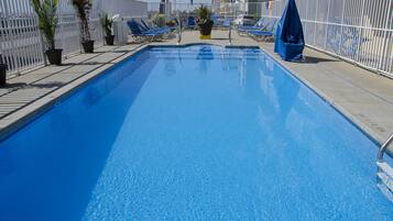 2 piscine all'aperto, lettini