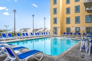 2 outdoor pools, sun loungers