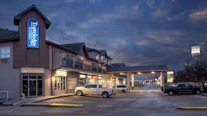 Een Travelodge hotel met een koffiebar en bistro, een slijterij en een tankstation.