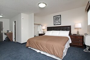 Deluxe Single Room with 2 Queen Beds - Travelodge by Wyndham Wetaskiwin (Wetaskiwin)