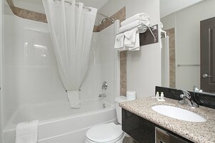 Quarto luxo, 2 camas Queen | Banheiro | Chuveiro/banheira combinados, chuveiro com efeito de chuva