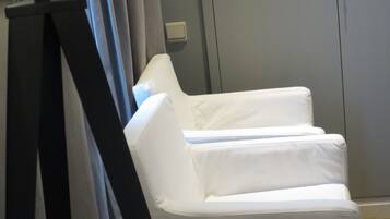 Grand Triple Room | Bathroom | Free toiletries, hair dryer, towels