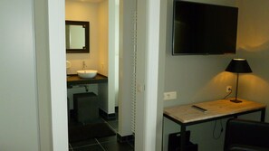 Superior Double or Twin Room | Egyptian cotton sheets, hypo-allergenic bedding, in-room safe, desk - Hotel Alegria (Bruges)