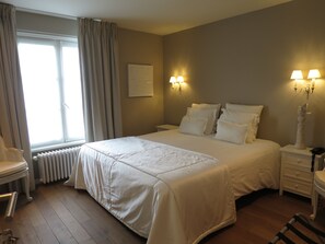 Egyptian cotton sheets, hypo-allergenic bedding, in-room safe, desk - Hotel Alegria (Bruges)