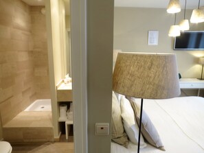 Basic Double Room | Bathroom shower - Hotel Alegria (Bruges)