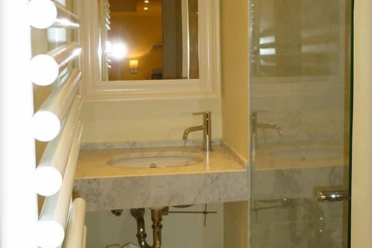 Room, 2 Bedrooms, Connecting Rooms | Bathroom | Free toiletries, hair dryer, towels