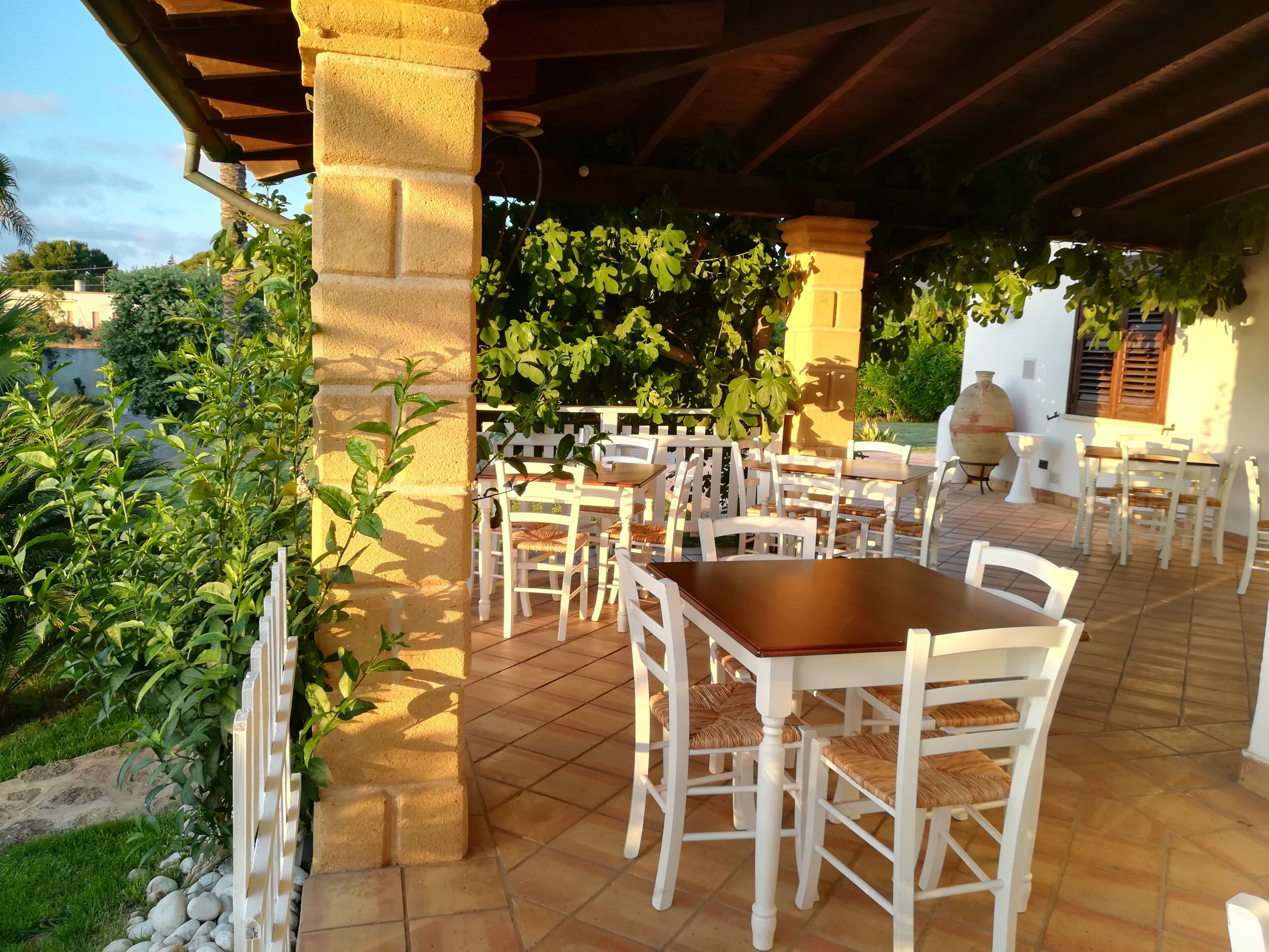 breakfast, dinner served; italian cuisine, pool views