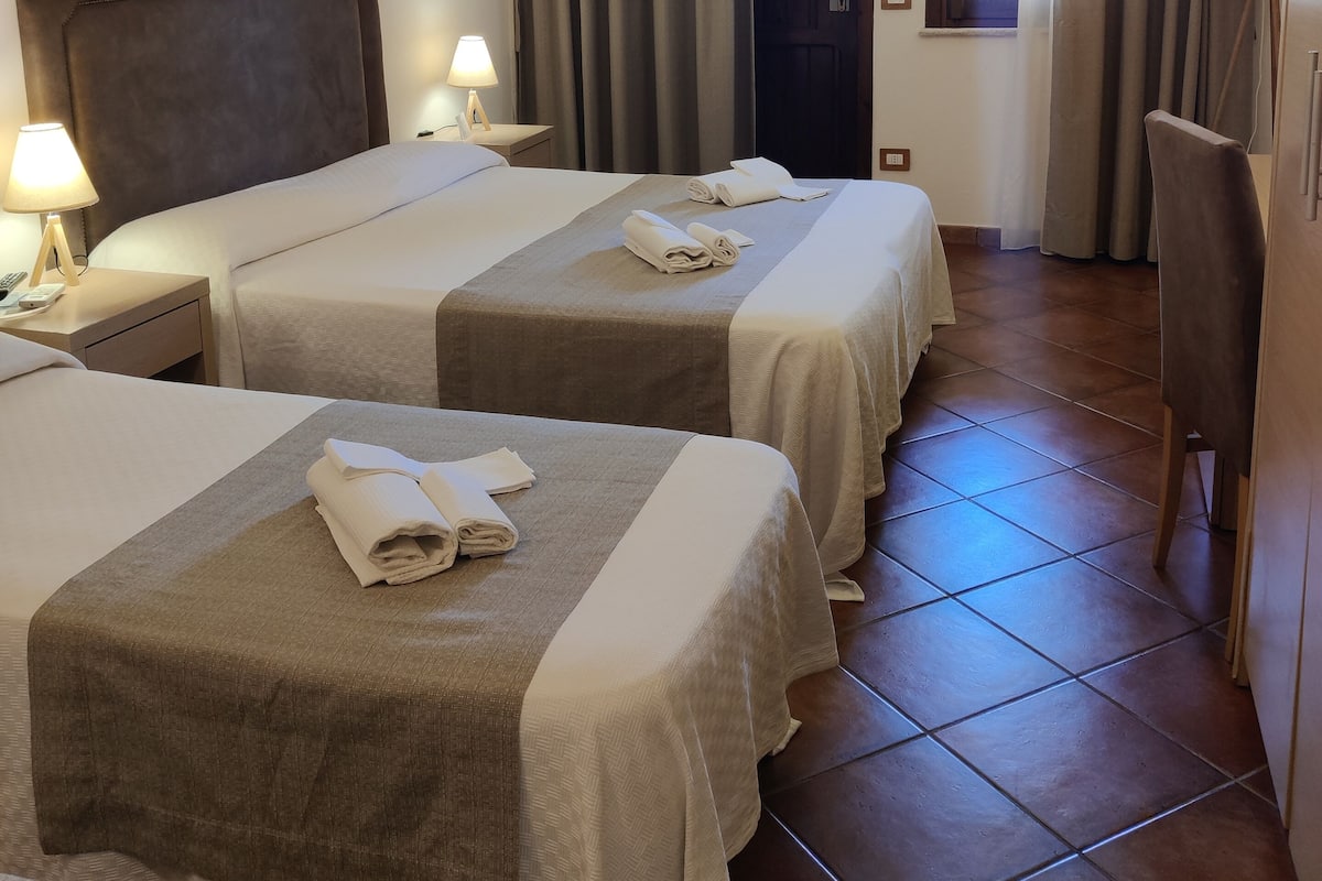 Deluxe vierpersoonskamer | Italiaanse Frette-lakens, luxe beddengoed, donzen dekbedden