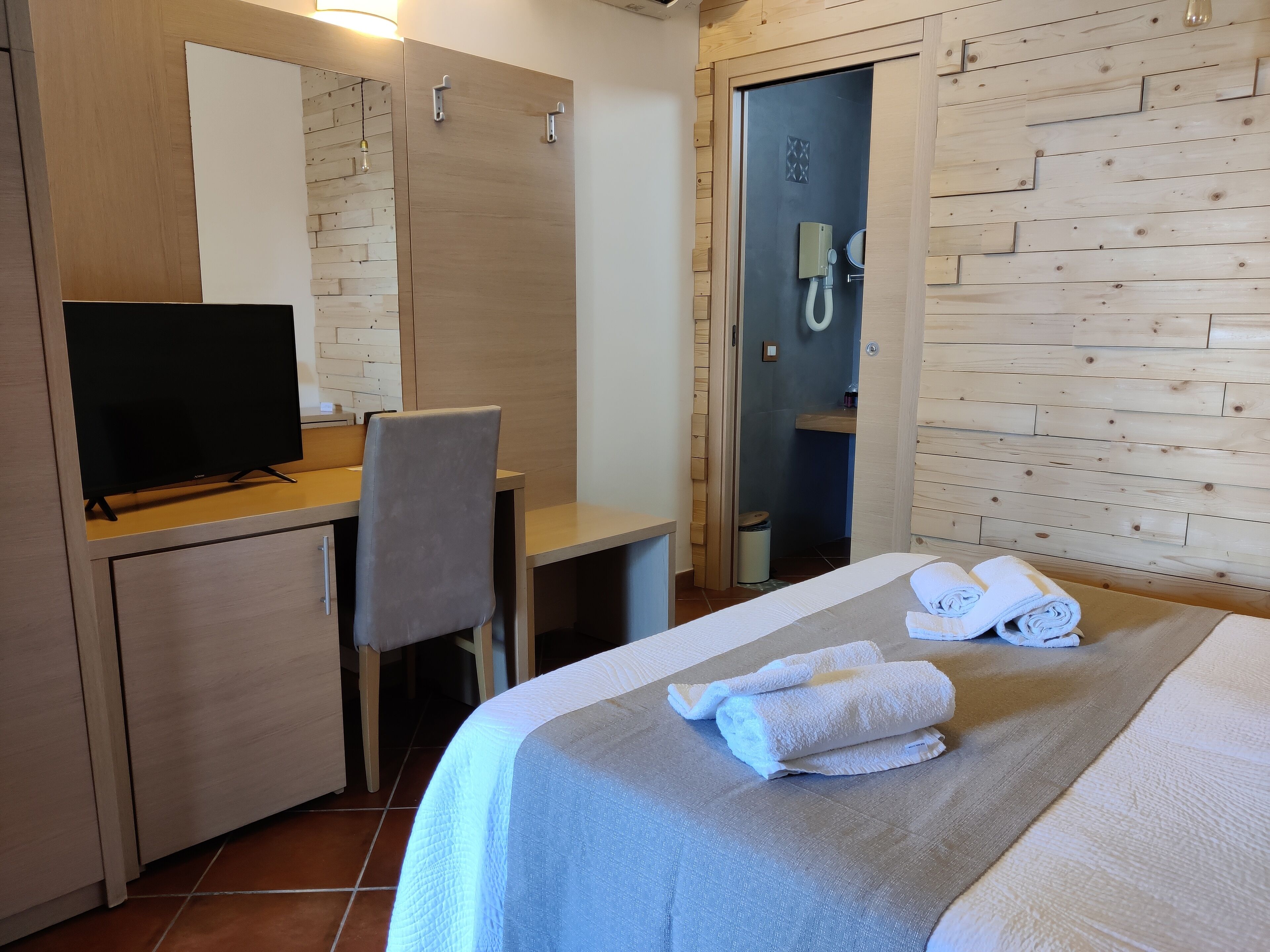 deluxe room | 1 bedroom, frette italian sheets, premium bedding, down duvets