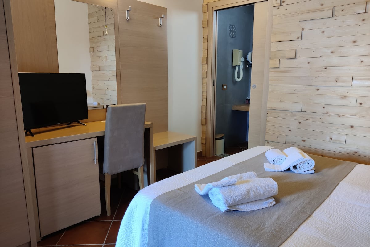 deluxe room | 1 bedroom, frette italian sheets, premium bedding, down duvets