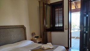 Deluxe Room | Frette Italian sheets, premium bedding, down comforters, minibar - Villa Carlo Resort (Marsala)