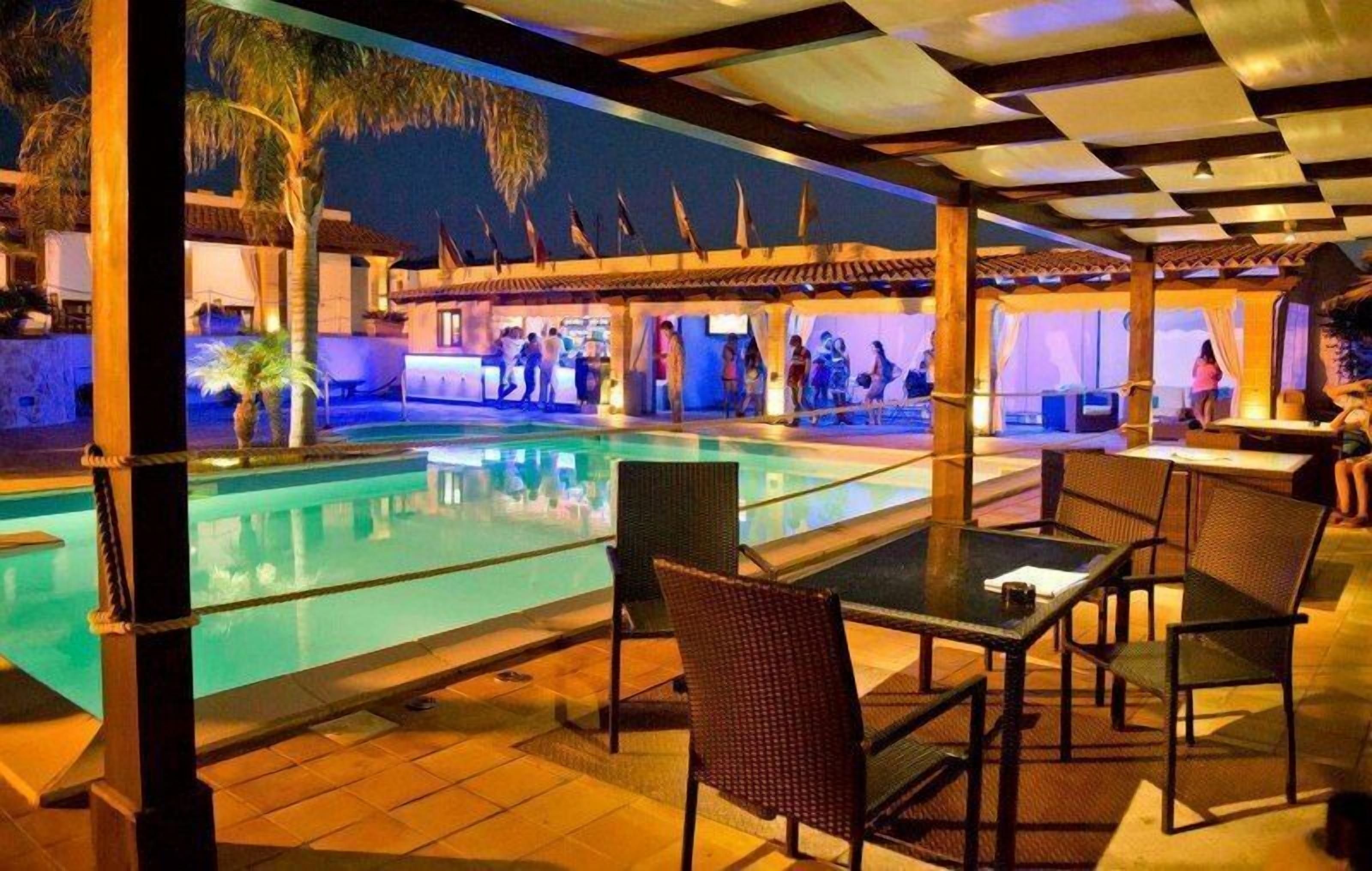 poolside bar