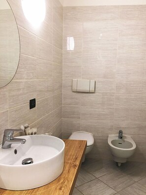 Een douche, gratis toiletartikelen, pantoffels, een bidet
