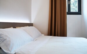 Cubrecamas y caja de seguridad en la habitación 