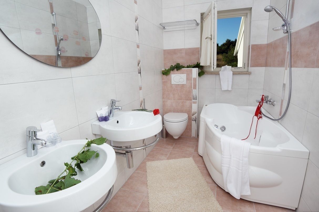 comfort suite, balcony, sea view | bathroom | free toiletries, hair dryer, bathrobes, slippers