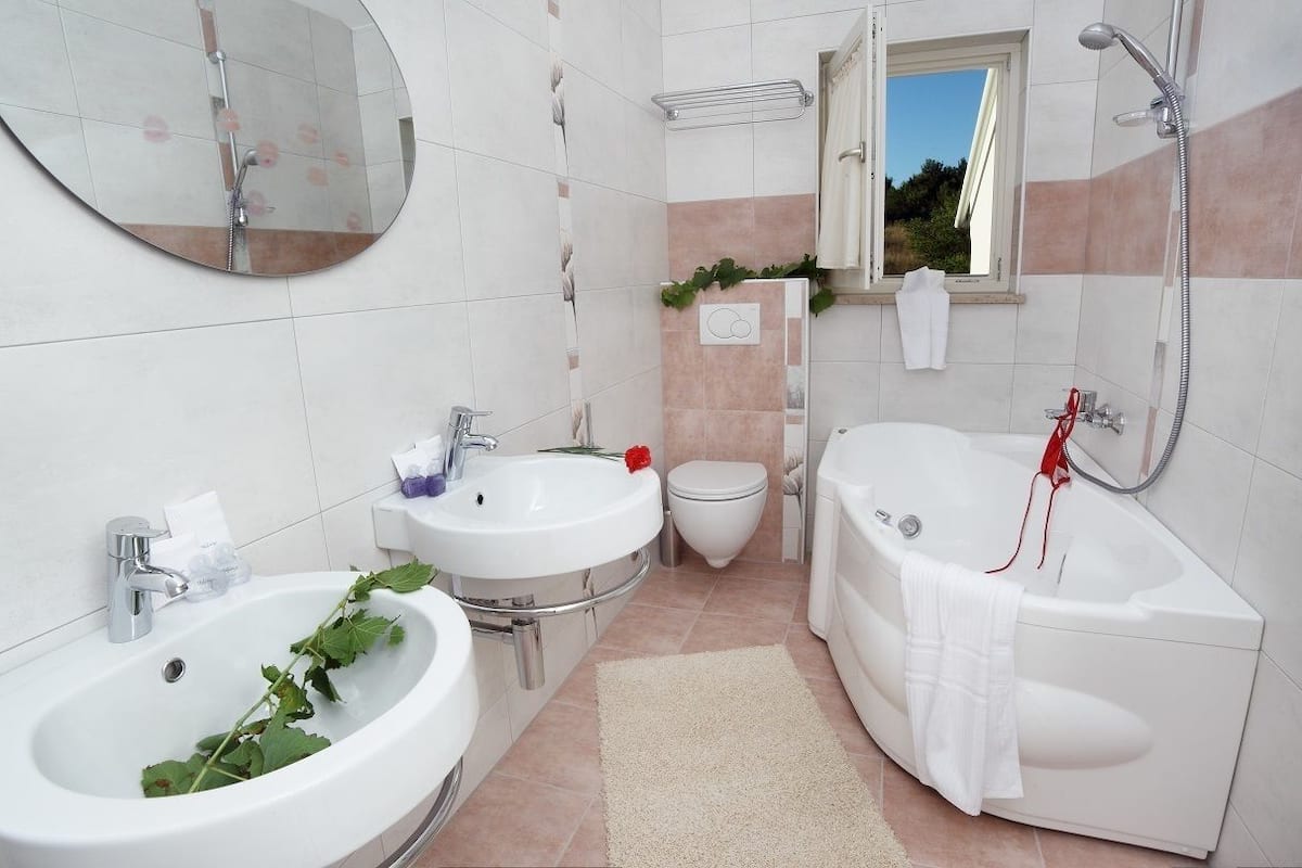 comfort suite, balcony, sea view | bathroom | free toiletries, hair dryer, bathrobes, slippers