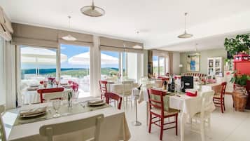 Se sirven desayunos y almuerzos; cocina mediterránea; junto a la piscina